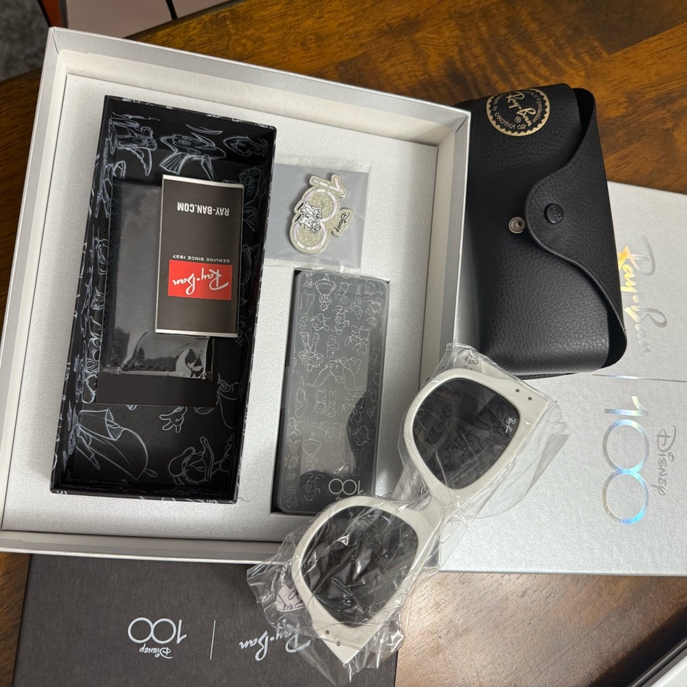 Ray-Ban Sunglasses with Black and Gray Details. Collecters edition.